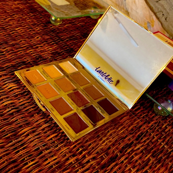 Eyeshadow - Picture 1 of 3
